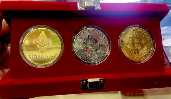 Bitcoin ve ethereum altın ve gümüş kaplama 3 lü set